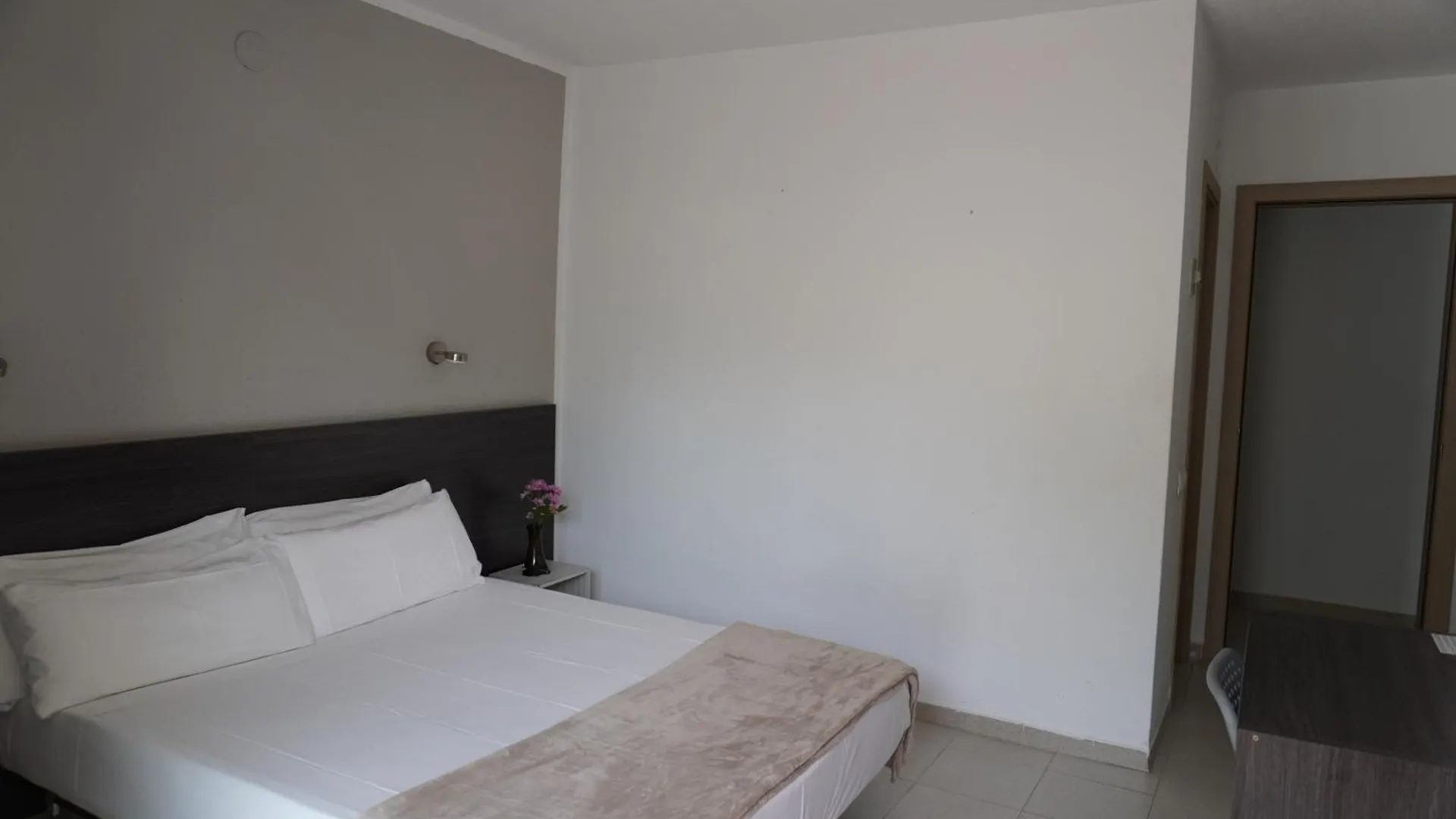 סאלו Hotel Ram Rooms Tahiti ספרד